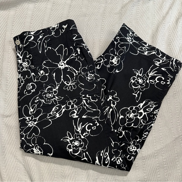 Chico's size 1 capris, black/white floral, cotton blend, spring, summer - Picture 10 of 10